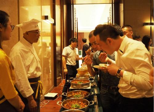 黄记煌召开第三次同盟商大会