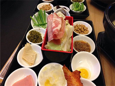 中国特许加盟展北京站展位号为4203的大鼓米线格外夺目