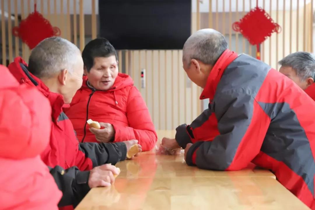 “新春送年货，爱老敬老公益行”恩加餐饮走进郑州市社会福利院