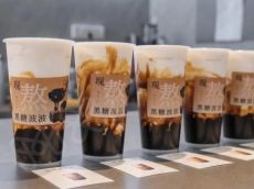 喜茶在湖北一个50万人的县城开了家珍奶单品店，15元2杯，排队爆满