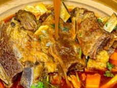 日均营收可达2万的地摊牛排火锅，被捧成创业顶流